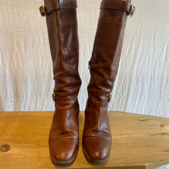 Classic Brown Coach Boots with Rounded Toe and Vintage Appeal - Picture 1 of 8